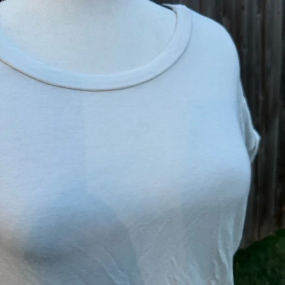 Casual White Short Sleeve Women's Tee EUC - Picture 4 of 6